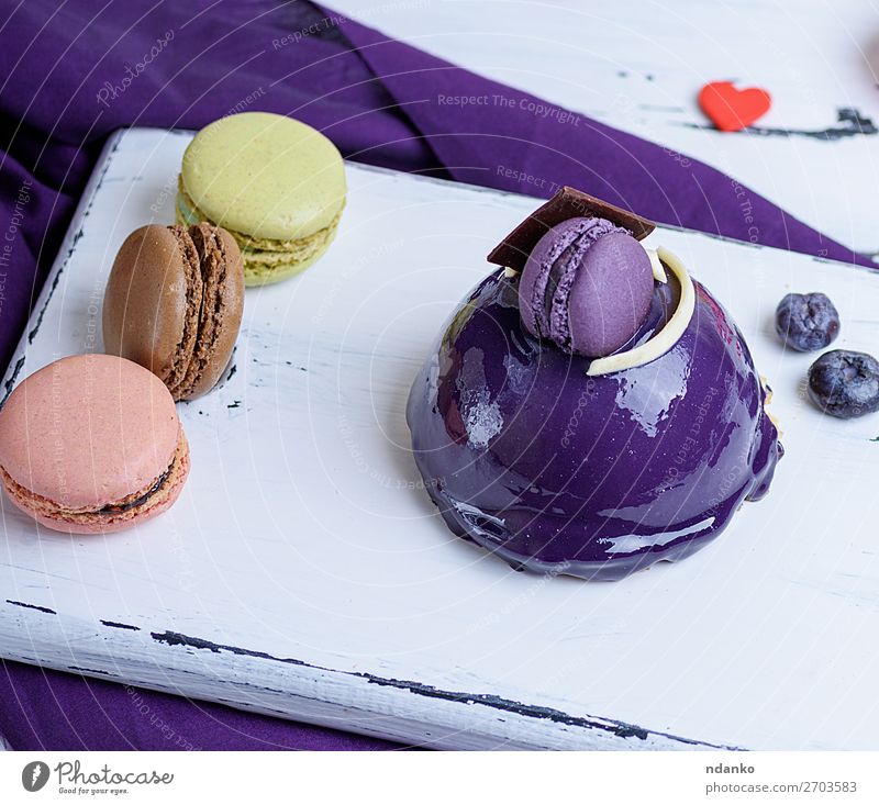 fliederfarbener runder Kuchen mit Makronen Dessert Süßwaren Dekoration & Verzierung Tisch Feste & Feiern Holz klein lecker blau gelb weiß Farbe Hintergrund