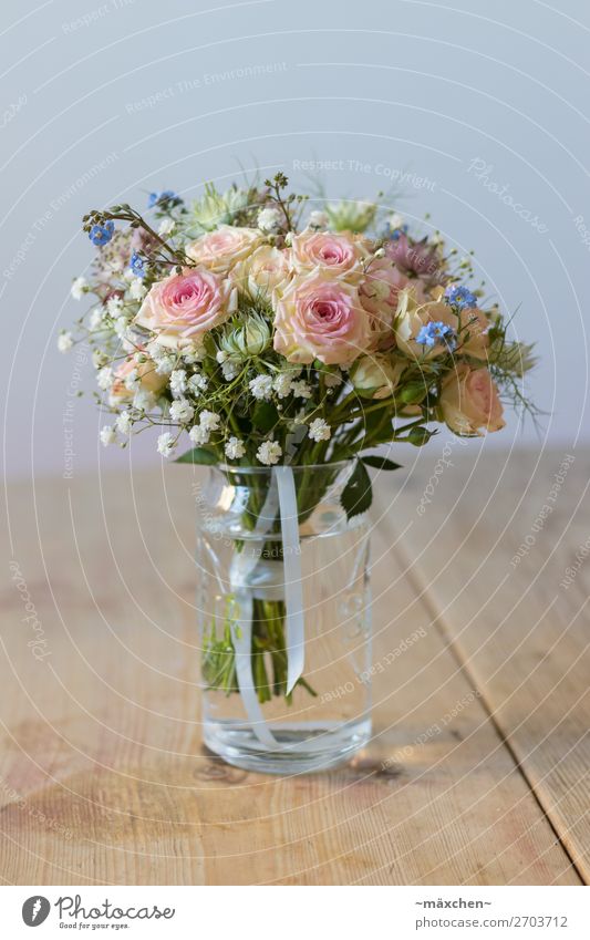 Brautstrauß III Pflanze Blume Gras Sträucher Blatt Blüte Blumenstrauß Duft schön natürlich blau mehrfarbig gelb grün orange rosa weiß Hochzeit Vase Holztisch