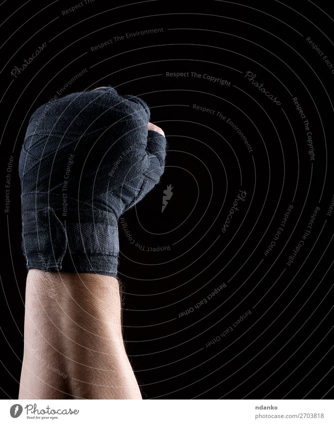 Die Hand ist in eine schwarze Sporttextilbinde gehüllt. Lifestyle Fitness Leichtathletik Mann Erwachsene Finger 1 Mensch 30-45 Jahre Aggression dunkel stark