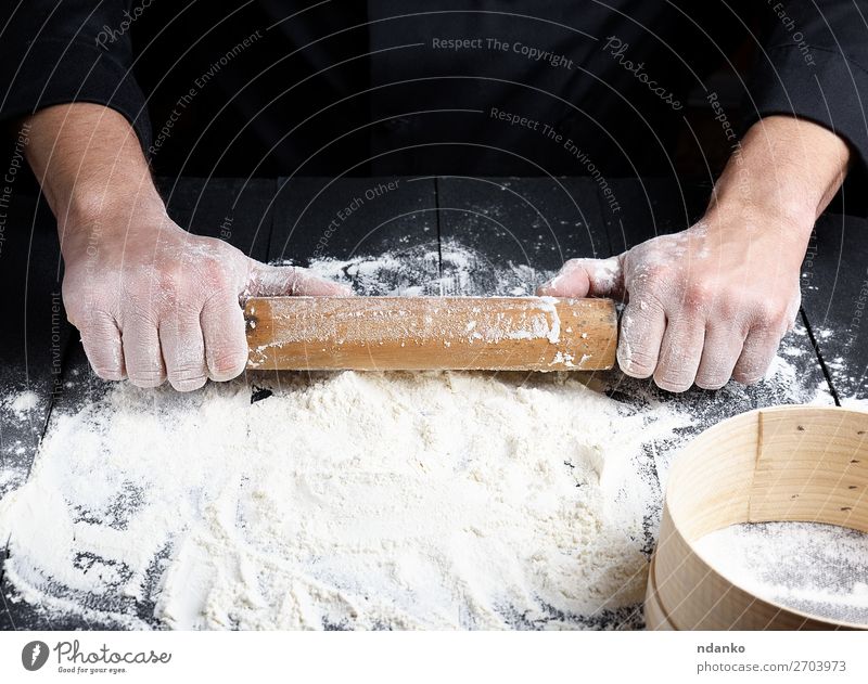 Holznudelholz in Männerhänden Teigwaren Backwaren Brot Tisch Küche Arbeit & Erwerbstätigkeit Koch Mensch Hand machen frisch schwarz weiß Hintergrund backen