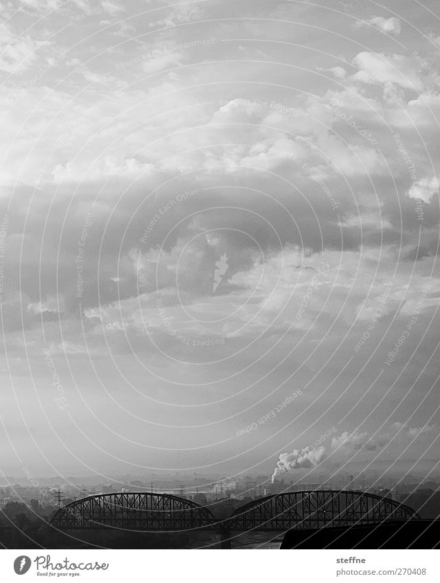 Himmelfahrt Umwelt Wolken USA Stadt Skyline Umweltverschmutzung Schwarzweißfoto Außenaufnahme St. Louis Textfreiraum oben Textfreiraum Mitte Eisenbahnbrücke