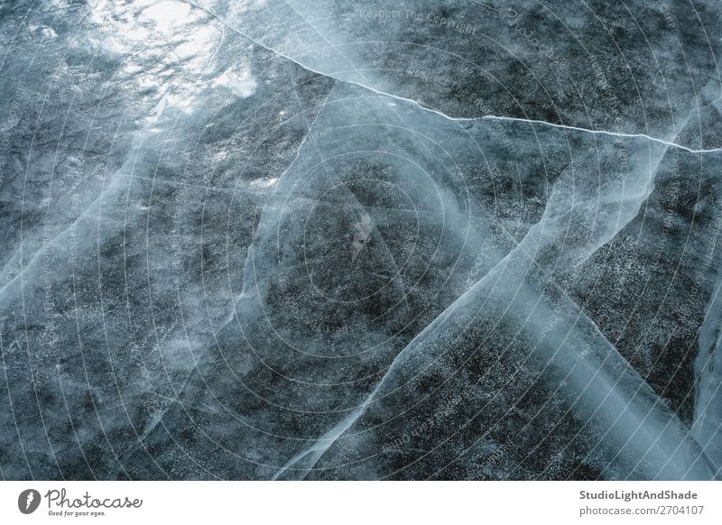 Sonnenreflexion in der gerissenen Eisfläche schön Meer Winter Schnee Natur Gletscher See Fluss Kristalle Ornament Linie frieren glänzend dunkel natürlich grau