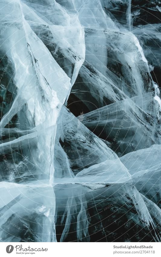 Bizarres Muster aus gebrochenem Eis Meer Winter Natur Gletscher See Fluss Kristalle Linie frieren Coolness dick dunkel natürlich grau schwarz weiß Angst bizarr