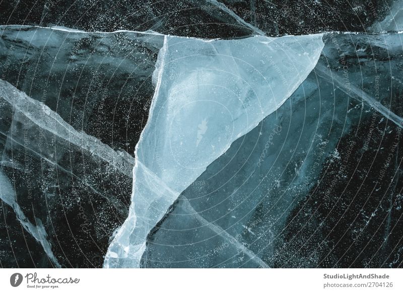 Dreieckige Form von gebrochenem Eis Meer Winter Natur Gletscher See Fluss Kristalle Linie frieren dick dunkel natürlich grau schwarz weiß gefroren Riss Schaden