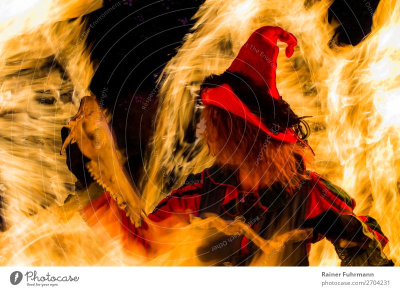 eine Hexe steht in einem Feuer Mensch feminin Frau Erwachsene 1 Kunst Theaterschauspiel Bühne Schauspieler Hut Bewegung Tanzen gruselig historisch "Hexe