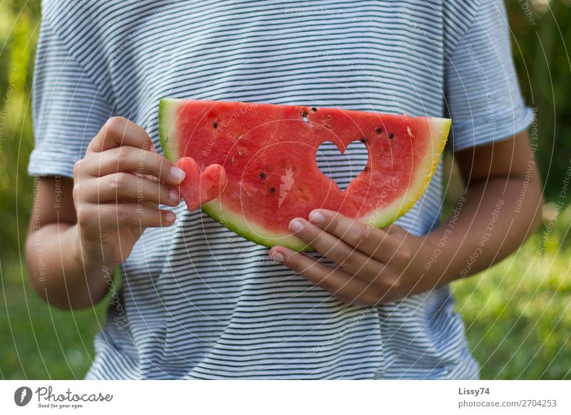 Ein Herz und eine Melone Lebensmittel Frucht Melonen Vitamin Gesunde Ernährung Kind Schule Mensch Mädchen Kindheit Hand 1 8-13 Jahre frech Freundlichkeit