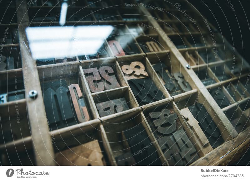 Die Box Ausstellung Museum Medien Architektur Mauer Wand Schreibwaren Kitsch Krimskrams Holz Glas Zeichen Schriftzeichen Ziffern & Zahlen Ornament Kommunizieren