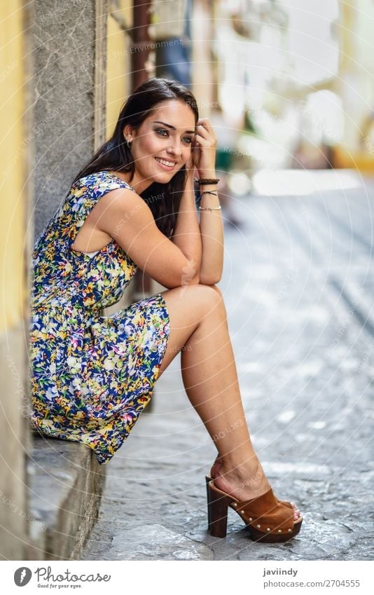 Fröhliche junge Frau mit blauen Augen, die lächelnd auf einer städtischen Stufe sitzen. Lifestyle Stil Glück schön Haare & Frisuren Sommer Mensch feminin