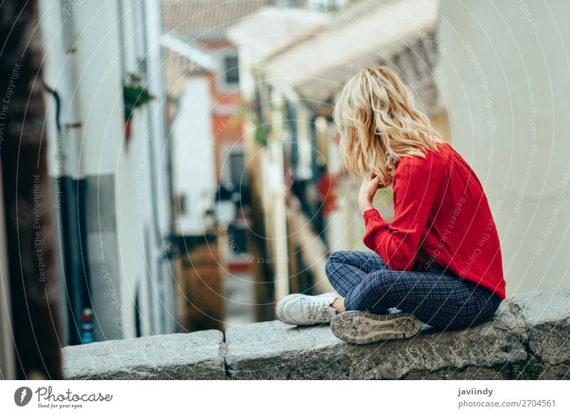 Junge Frau, die im Freien sitzt und eine schöne schmale Straße sieht. Lifestyle Stil Glück Haare & Frisuren Mensch feminin Jugendliche Erwachsene 1 18-30 Jahre