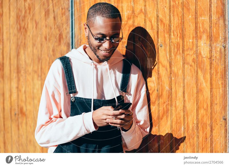Junger schwarzer Mann nutzt Smartphone im Freien Lifestyle Glück schön Telefon PDA Technik & Technologie Mensch maskulin Junger Mann Jugendliche Erwachsene 1