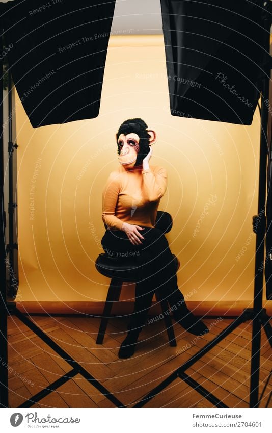Woman with monkey mask posing in photo studio feminin Frau Erwachsene 1 Mensch 18-30 Jahre Jugendliche 30-45 Jahre Freude Maske Affen Schimpansen Evolution