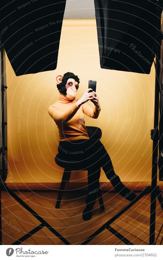 Woman with monkey mask making a selfie feminin Frau Erwachsene 1 Mensch 18-30 Jahre Jugendliche 30-45 Jahre Kommunizieren Fotografie Fotografieren PDA