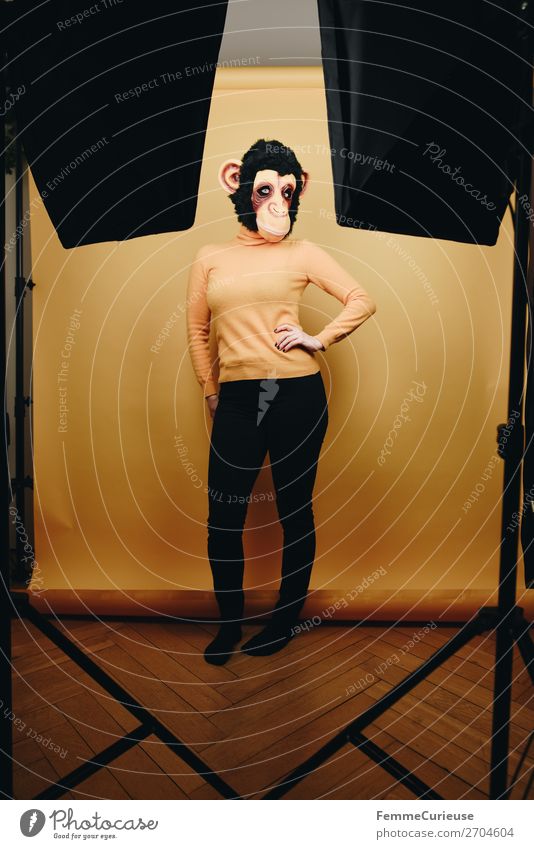 Woman with monkey mask posing in photo studio feminin Frau Erwachsene 1 Mensch 18-30 Jahre Jugendliche 30-45 Jahre Freude Fotostudio Dielenboden