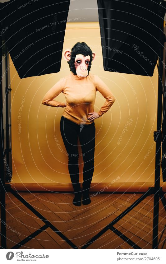 Woman with monkey mask posing in photo studio feminin Frau Erwachsene 1 Mensch 18-30 Jahre Jugendliche 30-45 Jahre Freude Affen Schimpansen Maske Fell Karneval