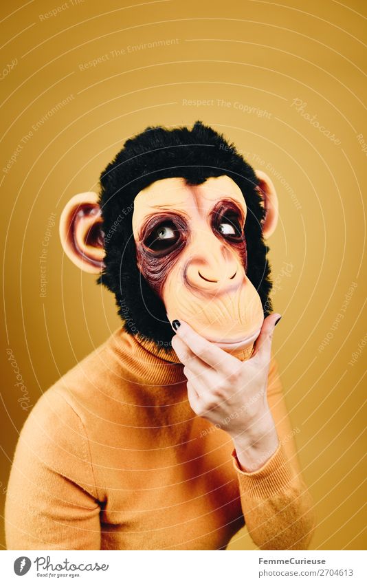Woman with monkey mask looking thoughtful feminin Frau Erwachsene 1 Mensch 18-30 Jahre Jugendliche 30-45 Jahre Freude Denken nachdenklich verträumt Evolution