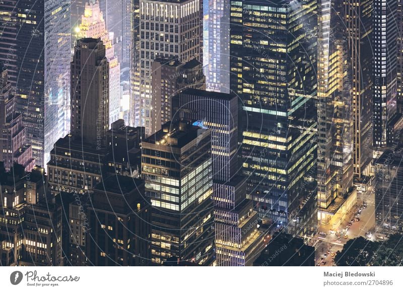 Luftaufnahme der modernen Gebäude von New York City bei Nacht. Arbeit & Erwerbstätigkeit Arbeitsplatz Büro Stadt Stadtzentrum Hochhaus Architektur Straße