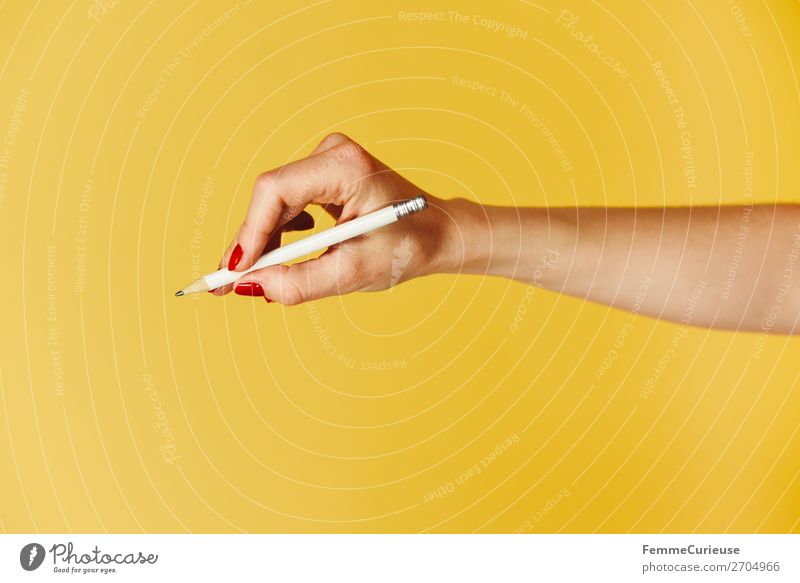 Forearm and hand with pencil against a yellow background feminin Frau Erwachsene 1 Mensch 18-30 Jahre Jugendliche 30-45 Jahre Kommunizieren schreiben malen