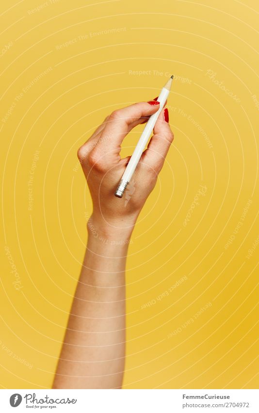 Forearm and hand with pencil against a yellow background feminin 1 Mensch Kommunizieren Design gelb schreiben zeichnen Bleistift Hand Unterarm Finger Gelenk