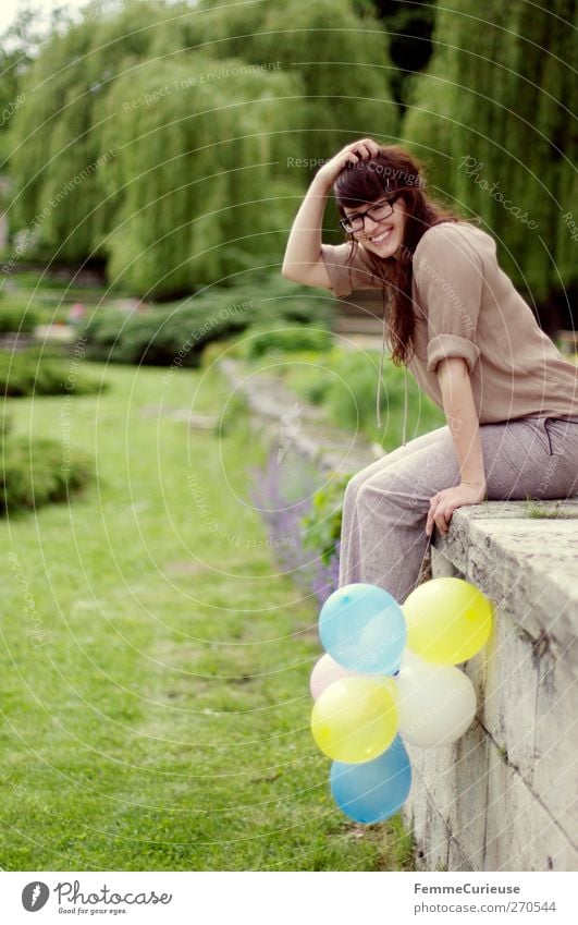 Die Luftballons sind schon mal aufgepustet! :-) feminin Junge Frau Jugendliche Erwachsene 1 Mensch 18-30 Jahre Freizeit & Hobby Freude Geburtstag Überraschung