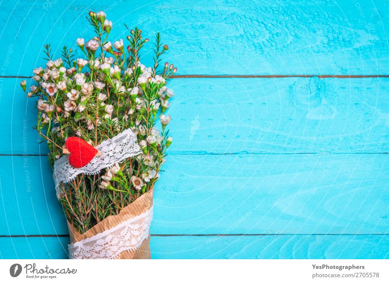 Weißer Blumenstrauß mit einem roten Herzen auf blauem Hintergrund. Dekoration & Verzierung Schreibtisch Feste & Feiern Valentinstag Muttertag Hochzeit