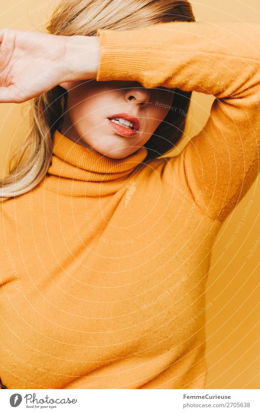 Blonde woman with yellow woollen sweater Lifestyle elegant Stil feminin Frau Erwachsene 1 Mensch 18-30 Jahre Jugendliche 30-45 Jahre Kreativität schön Mode gelb