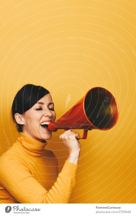 Woman making an announcement with a red megaphone feminin Frau Erwachsene 1 Mensch 18-30 Jahre Jugendliche 30-45 Jahre Kommunizieren Durchsage durchsagen