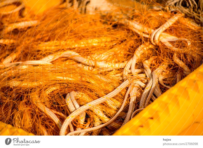 Fischernetze auf einem Fischkutter Fischerboot orange Netze Haufen Wirrwar Zubehör Fischerei Taue Farbfoto Außenaufnahme Nahaufnahme Menschenleer Tag