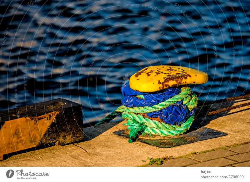 Hafenpoller mit Festmacherleine Design maritim blau gelb Poller Festmacherleinen grün Wasser Ostsee Pier Schifffahrt verzurr geankert fixiert malerisch