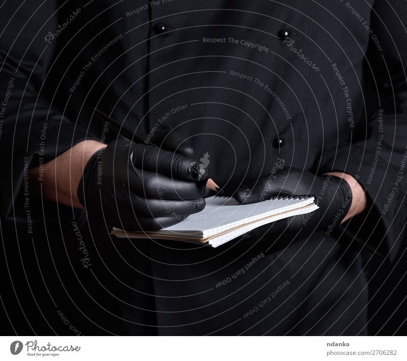Küchenchef in schwarzer Uniform und Latexhandschuhen Restaurant Arbeit & Erwerbstätigkeit Beruf Koch Mensch Mann Erwachsene Hand Bekleidung Hemd Anzug Jacke