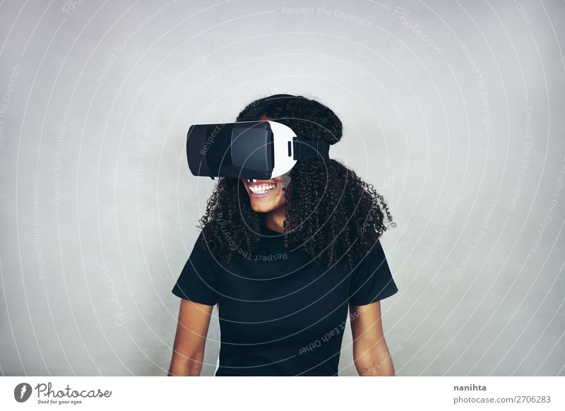 Eine junge Frau trägt ein Virtual Reality VR-Headset. Lifestyle Stil Glück schön Spielen Spielkonsole Hardware Technik & Technologie Unterhaltungselektronik