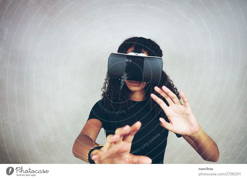Eine schöne junge Frau mit VR-Brille Lifestyle Stil Glück Spielen Headset Spielkonsole Technik & Technologie Unterhaltungselektronik Fortschritt Zukunft