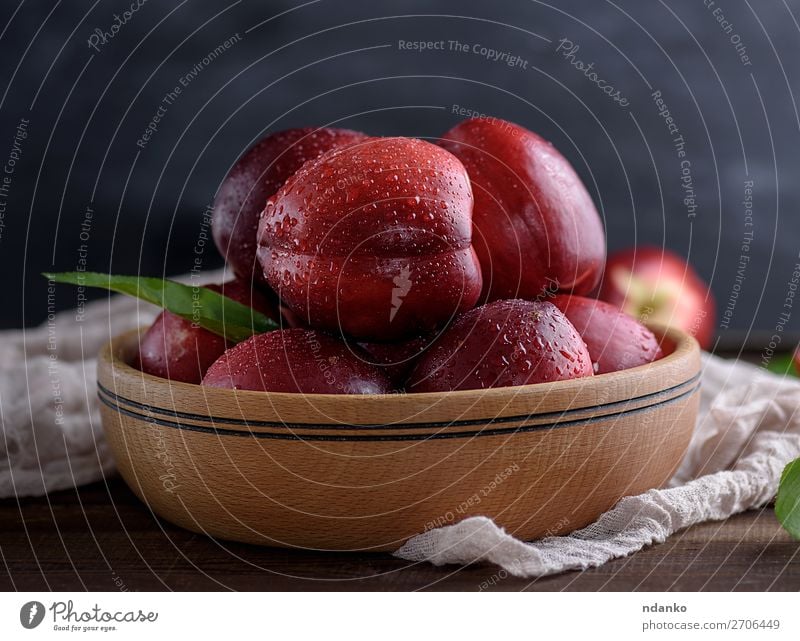 reife rote Pfirsiche in einer Holzschale auf einem Tisch Frucht Dessert Ernährung Vegetarische Ernährung Diät Saft Schalen & Schüsseln Natur Blatt frisch