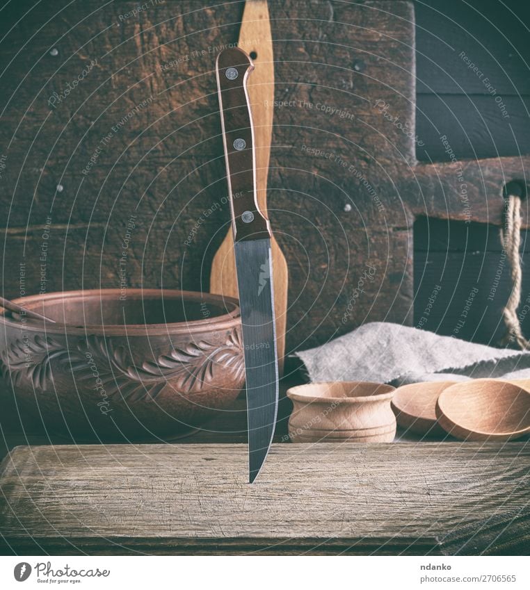 altes Holzschneidebrett und Messer Teller Schalen & Schüsseln Tisch Küche Werkzeug Metall Stahl braun Hintergrund Klinge Holzplatte Essen zubereiten Schneiden