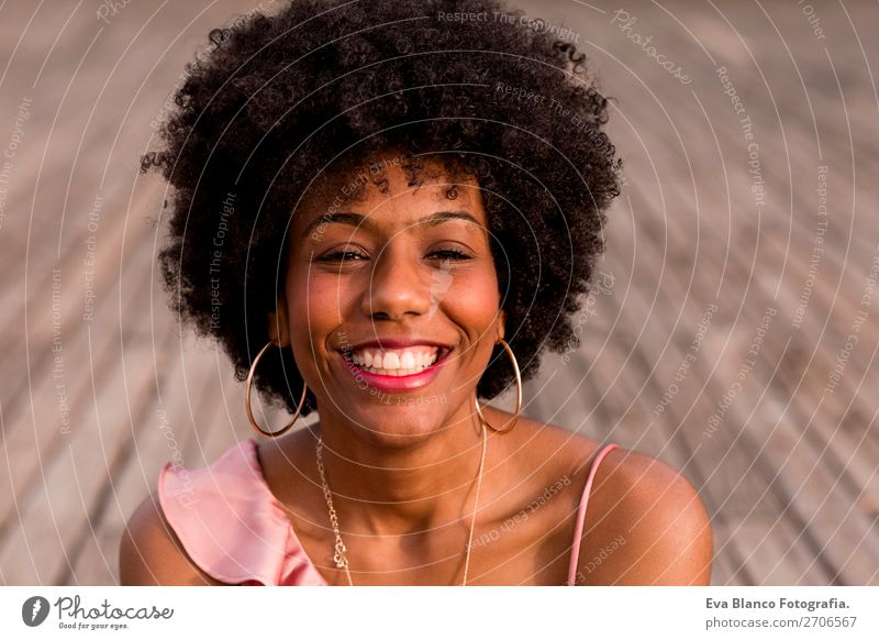 Nahaufnahme Portrait einer jungen schönen afroamerikanischen Frau Lifestyle Stil Glück Haare & Frisuren Sommer Sonne Erwachsene Landschaft Park Mode Jeanshose