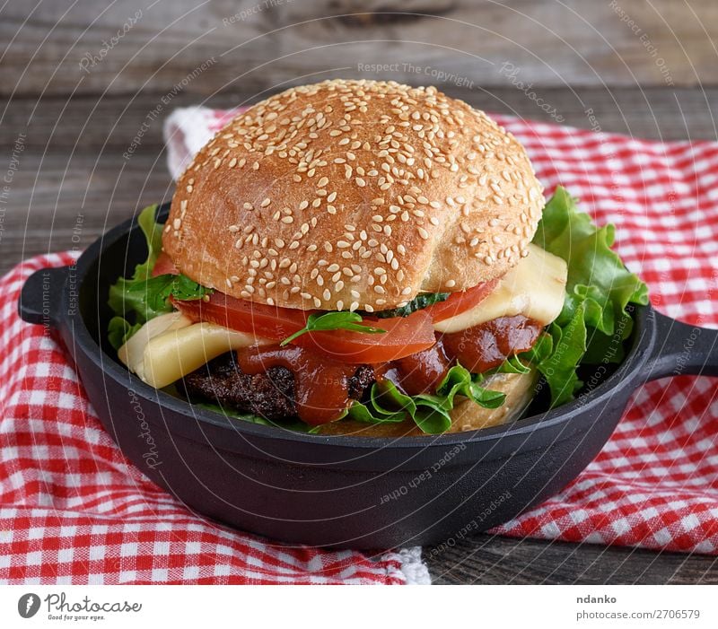 Burger mit Fleischklößchen und Gemüse Käse Brot Brötchen Mittagessen Abendessen Fastfood Pfanne Tisch Holz Essen frisch groß lecker grün schwarz Amerikaner