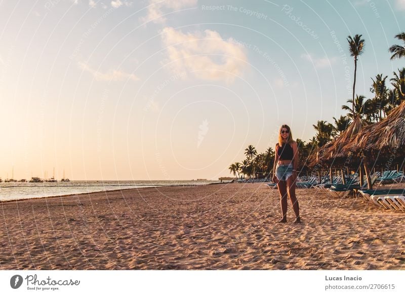 Mädchen an den Bavaro Stränden in Punta Cana, Dominikanische Republik Glück Ferien & Urlaub & Reisen Tourismus Sommer Strand Meer Insel Frau Erwachsene Umwelt