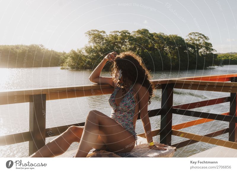 Junge Frau im Badeanzug schaut vom Boot aus auf Mangrovenbucht Lifestyle Glück harmonisch Erholung Freizeit & Hobby Ferien & Urlaub & Reisen Tourismus Ausflug