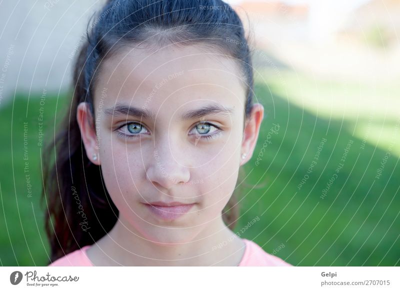 Porträt eines schönen Mädchens aus der Kindheit mit blauen Augen Lifestyle Freude Glück Gesicht Schulkind Mensch Frau Erwachsene Jugendliche Hand Park Hut