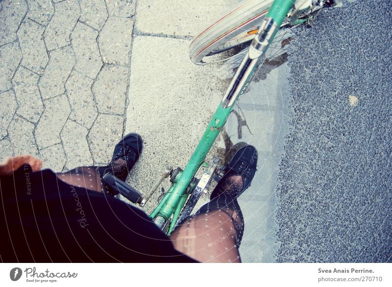 auf den weg zu dir. feminin Junge Frau Jugendliche Beine Fuß 1 Mensch 18-30 Jahre Erwachsene Asphalt Straße Fahrrad Fahrradfahren Mode Strumpfhose Leggings