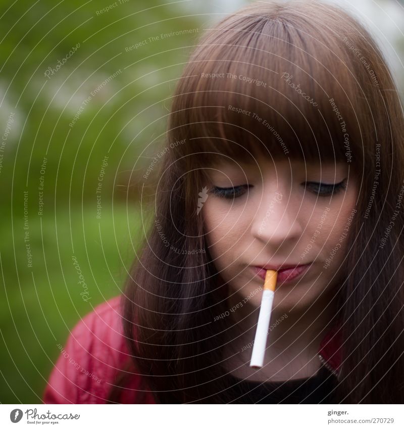 Hiddensee | Erst mal eine rauchen Mensch feminin Junge Frau Jugendliche Erwachsene Leben Kopf Haare & Frisuren Gesicht Auge Nase Mund Umwelt Wiese Rauchen