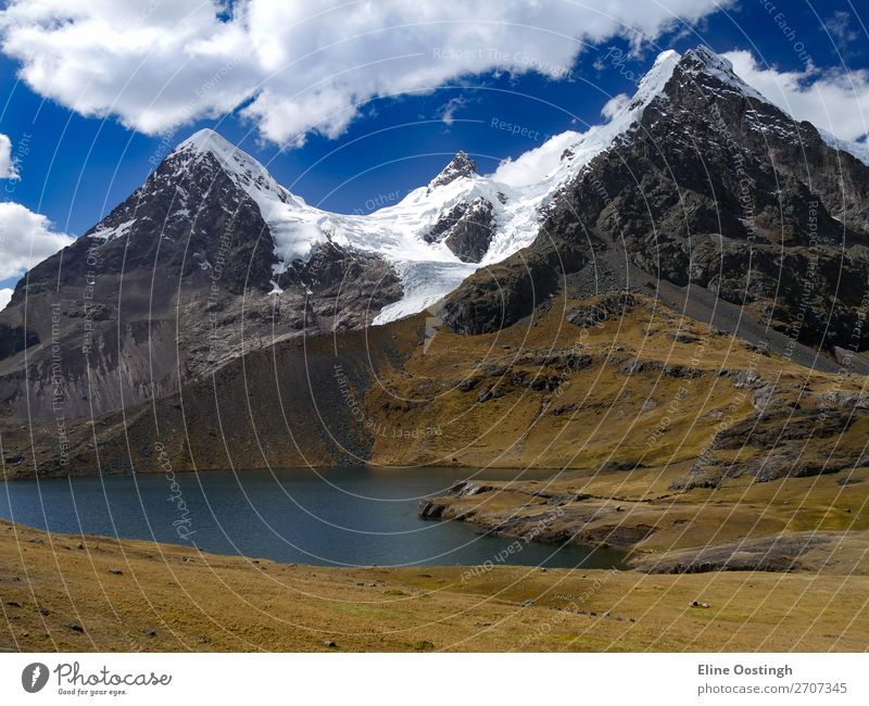 atemberaubender blauer See mit hohen Bergen. Peru, Ausangate trail Natur Landschaft Urelemente Erde Wasser Berge u. Gebirge Schneebedeckte Gipfel Gletscher