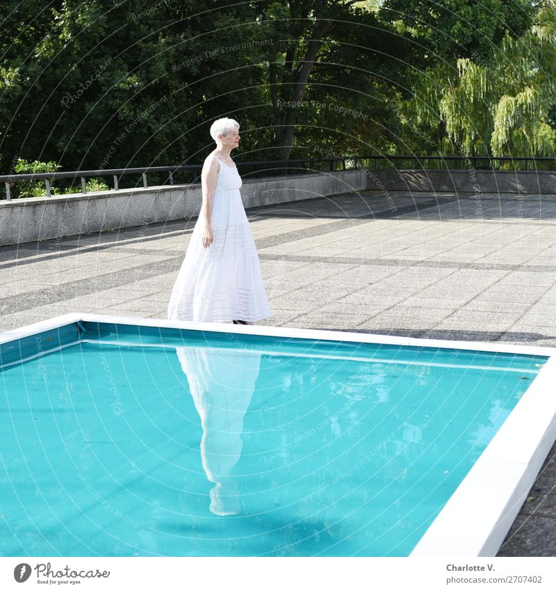 Alterserscheinungen | Mehr Zeit am Pool verbringen Sommer Mensch feminin Frau Erwachsene Senior 1 45-60 Jahre Wasser Schönes Wetter Schwimmbad Terrasse Mode