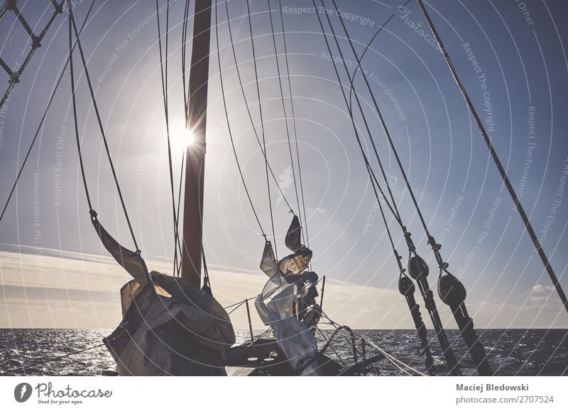Mast eines alten Schoners, der bei Sonnenuntergang segelt. Lifestyle Ferien & Urlaub & Reisen Abenteuer Ferne Freiheit Kreuzfahrt Meer Segeln Himmel Horizont