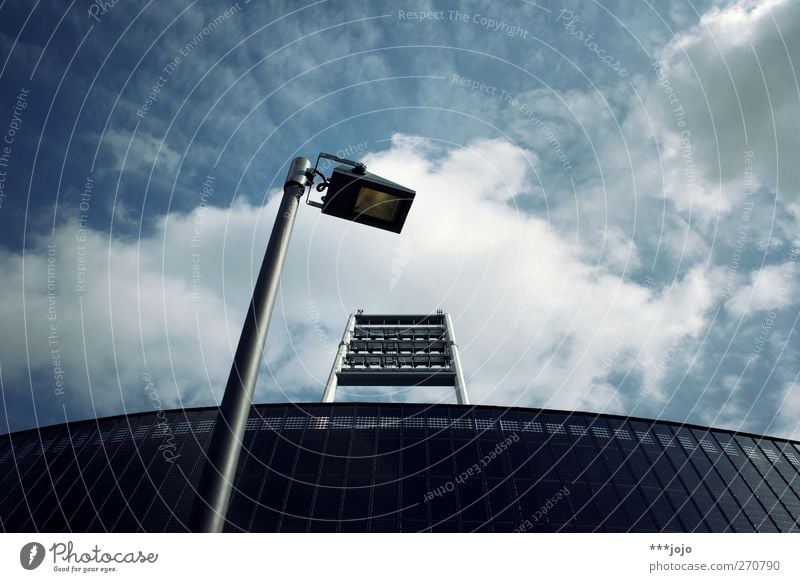 krieger des lichts. Bremen leuchten Stadion Weserstadion Straßenbeleuchtung Laternenpfahl Flutlicht Wolken Wolkenhimmel Tribüne modern Moderne Architektur