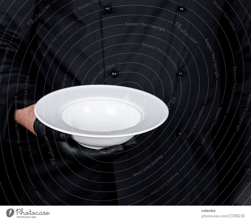 runde leere weiße Platte Suppe Eintopf Teller Küche Restaurant Beruf Mensch Mann Erwachsene Hand Handschuhe dunkel schwarz Kaukasier Küchenchef Koch