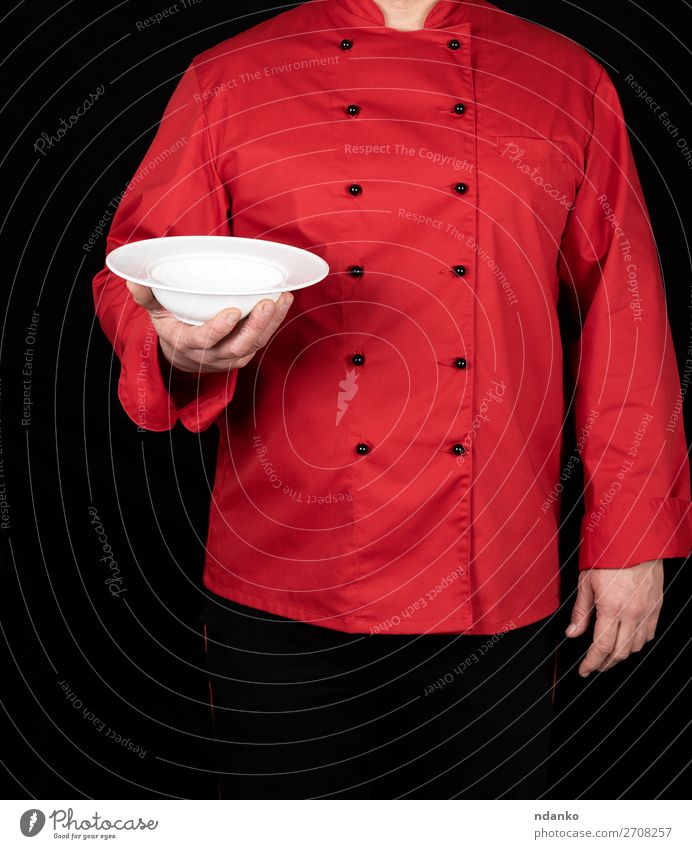 Chefkoch in roter Uniform Suppe Eintopf Mittagessen Abendessen Teller Küche Restaurant Beruf Koch Mensch Mann Erwachsene Hand stehen tragen dunkel Sauberkeit