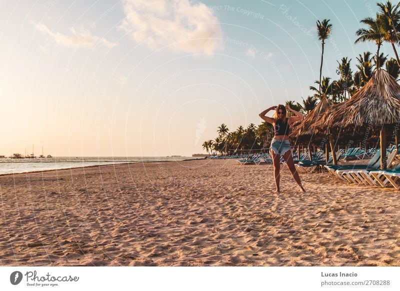 Mädchen an den Bavaro Stränden in Punta Cana, Dominikanische Republik Glück Ferien & Urlaub & Reisen Tourismus Sommer Strand Meer Insel Frau Erwachsene Umwelt