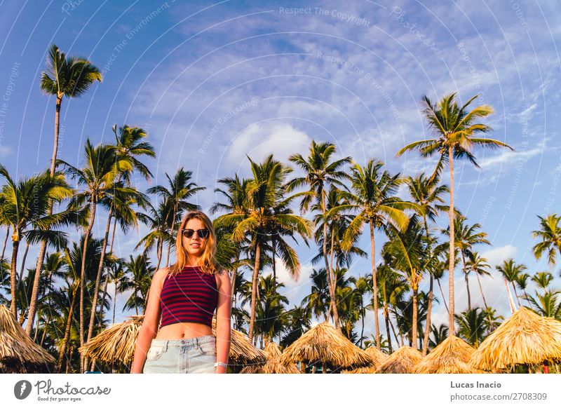 Mädchen an den Bavaro Stränden in Punta Cana, Dominikanische Republik Glück Ferien & Urlaub & Reisen Tourismus Sommer Strand Meer Insel Frau Erwachsene Umwelt