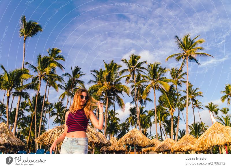 Mädchen an den Bavaro Stränden in Punta Cana, Dominikanische Republik Glück Ferien & Urlaub & Reisen Tourismus Sommer Strand Meer Insel Frau Erwachsene Umwelt