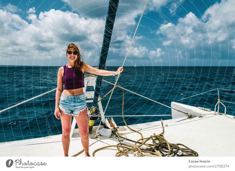 Mädchen in einem Boot nahe der Insel Saona, Dominikanische Republik Glück Ferien & Urlaub & Reisen Tourismus Sommer Strand Meer Frau Erwachsene Umwelt Natur